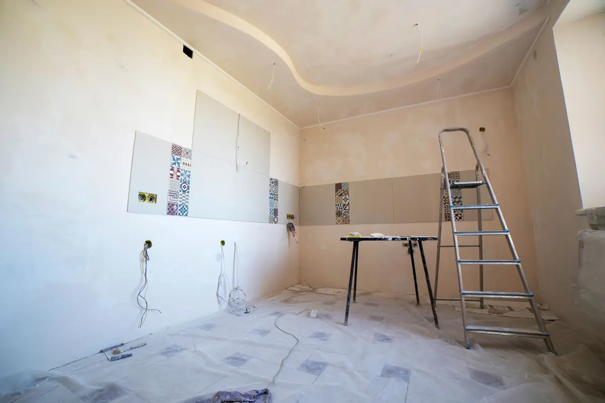 Wohnung während der Renovierung mit Leitern, Farbe und Werkzeug